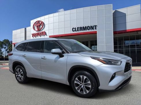 Used 2022 Toyota Highlander XLE FWD image 1