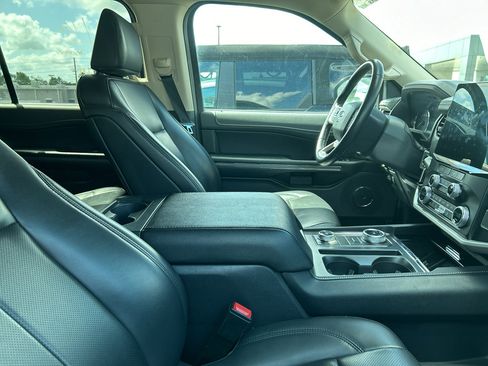 Used 2024 Ford Expedition Max XLT image 3