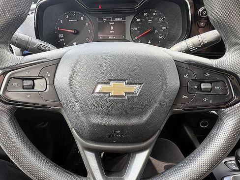 Used 2025 Chevrolet Trax LS w/ LS Convenience Package FWD image 19