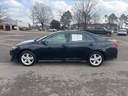 Used 2014 Toyota Camry SE image 2