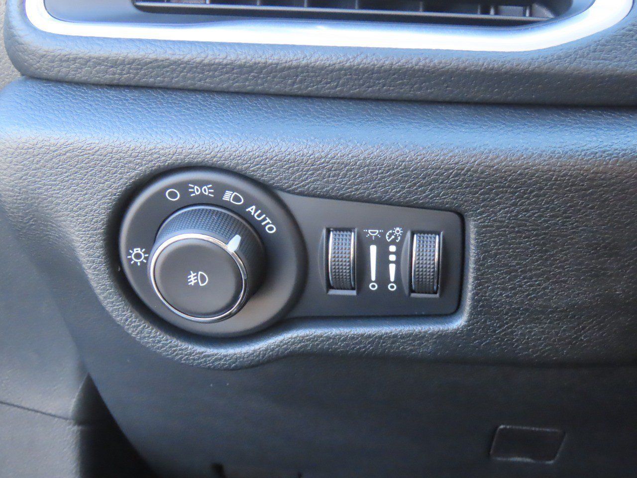 Used 2025 Chrysler Pacifica Limited FWD image 27