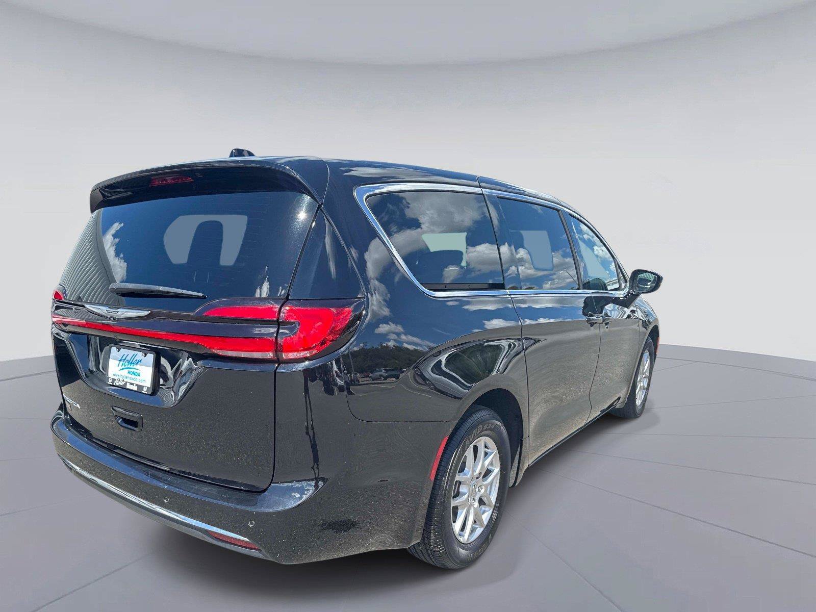 Used 2025 Chrysler Pacifica Select FWD image 4