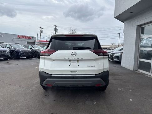Used 2021 Nissan Rogue SV image 3