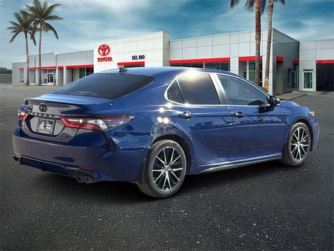 Used 2023 Toyota Camry SE image 3