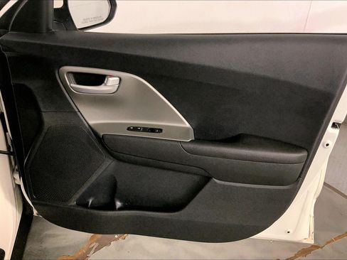 Used 2020 Kia Niro LX FWD image 25