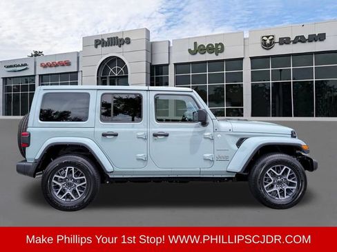 Used 2024 Jeep Wrangler Unlimited Sahara w/ Technology Group AWD/4WD image 2