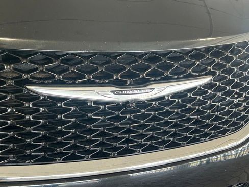 Used 2022 Chrysler Pacifica Touring-L image 18