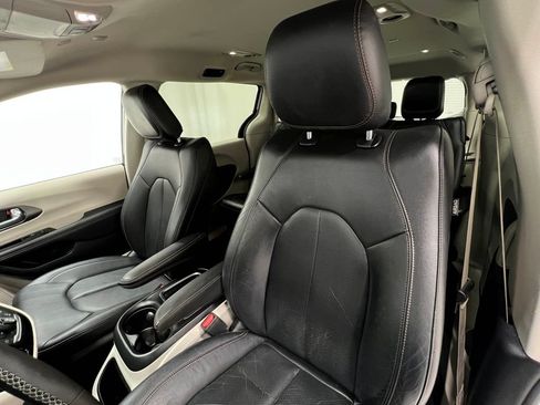 Used 2024 Chrysler Pacifica Limited FWD image 14