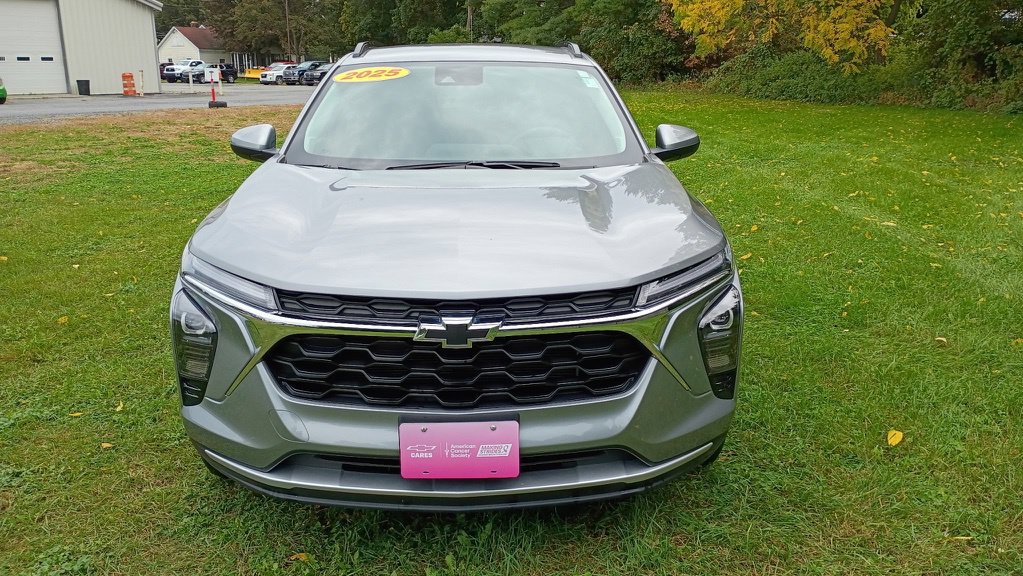 Used 2025 Chevrolet Trax LT w/ LPO, Blackout Package FWD image 2