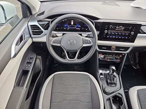 New 2026 Volkswagen Taos SE image 10