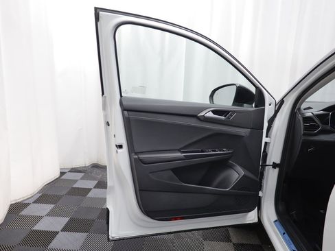 Used 2025 Volkswagen Taos SE image 4