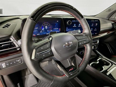 Used 2025 Chevrolet Traverse RS image 12