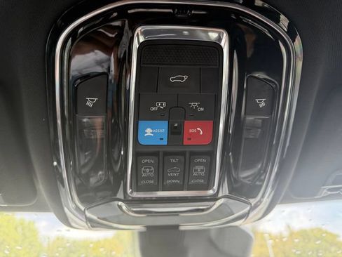 Used 2023 Jeep Grand Cherokee Overland w/ Luxury Tech Group IV AWD/4WD image 35
