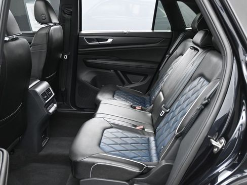 Used 2024 Volkswagen Atlas Cross Sport SEL Premium R-Line image 33