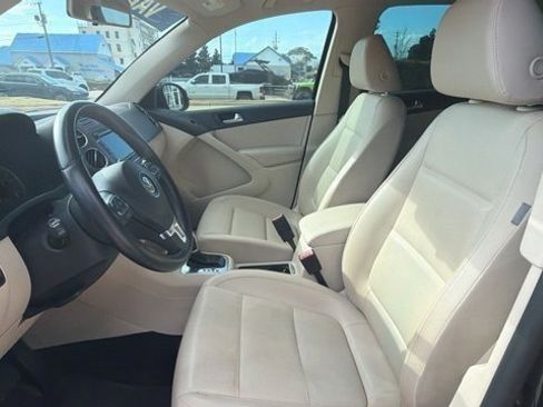 Used 2011 Volkswagen Tiguan SE image 14