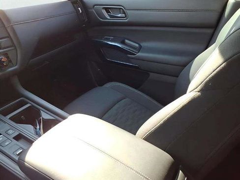 Certified 2025 Nissan Pathfinder S image 12