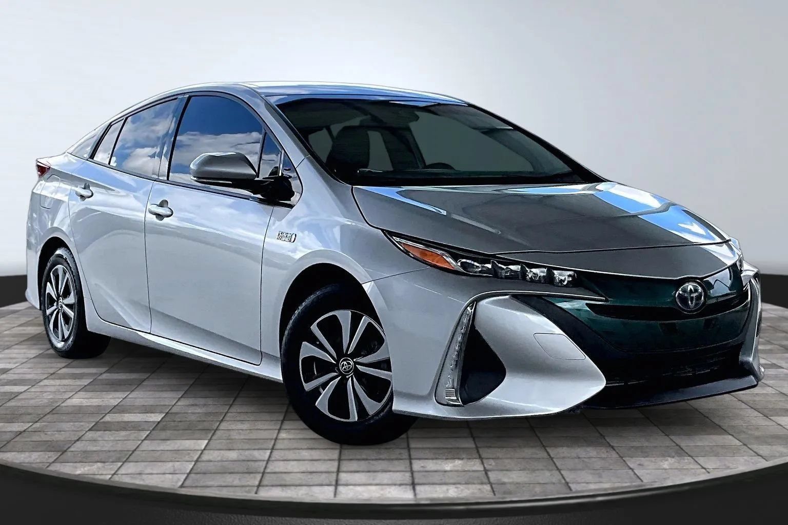 Used 2018 Toyota Prius Prime Premium FWD image 3