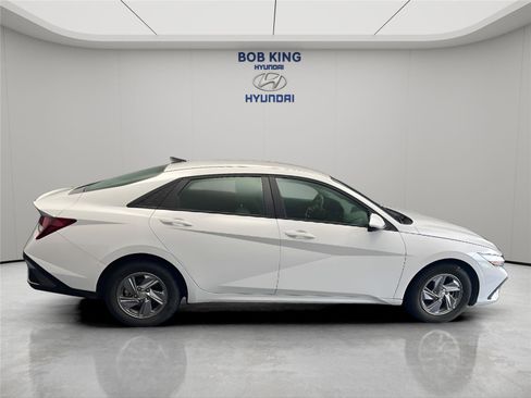 Certified 2024 Hyundai Elantra SE FWD image 5