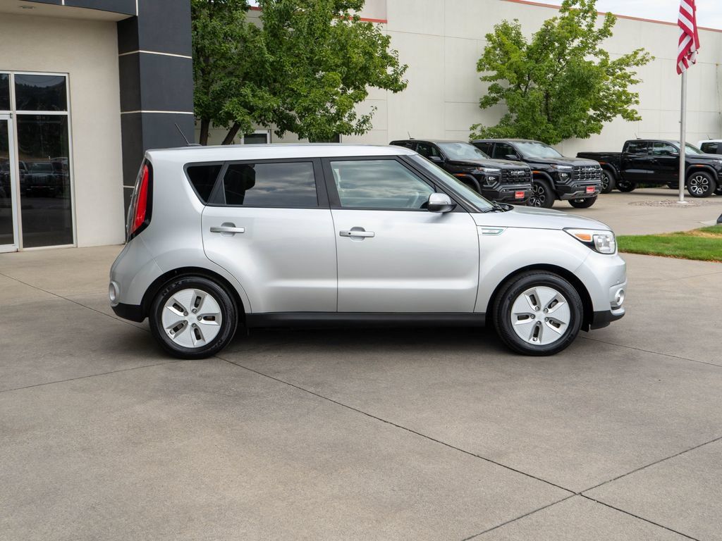 Used 2016 Kia Soul EV + FWD image 8