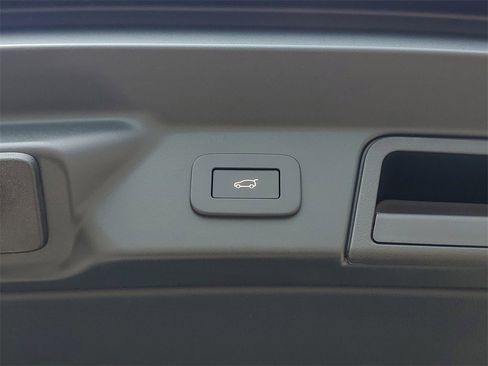 New 2026 Land Rover Range Rover Velar Dynamic SE image 33