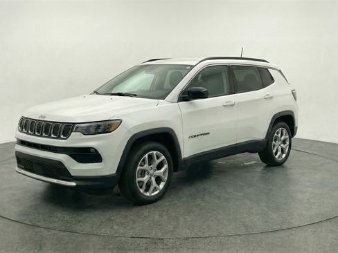 Used 2025 Jeep Compass Latitude AWD/4WD image 3