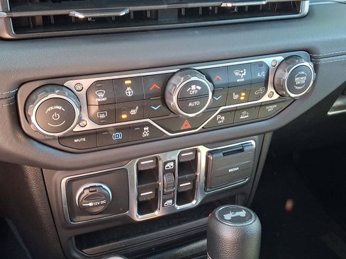 Used 2025 Jeep Wrangler Unlimited Sahara w/ Safety Group AWD/4WD image 15