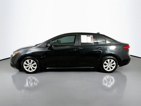 Used 2022 Toyota Corolla LE image 5
