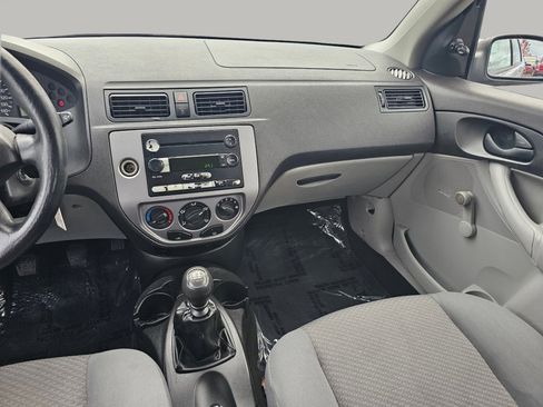 Used 2005 Ford Focus ZX5 Hatchback image 4