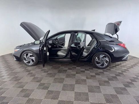 Used 2024 Hyundai Elantra Limited FWD image 9