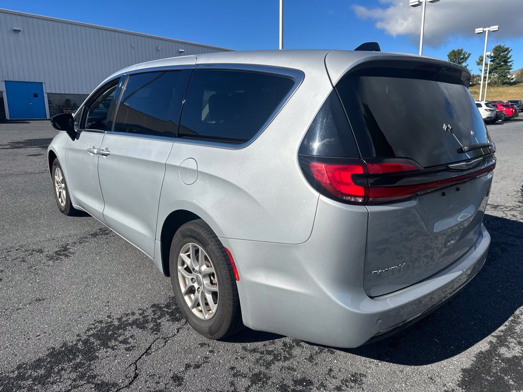 Used 2024 Chrysler Pacifica Touring-L FWD image 5