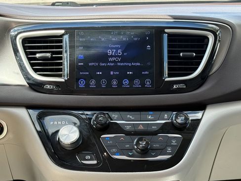 Used 2017 Chrysler Pacifica Touring-L Plus w/ Advanced Safetytec Group image 11