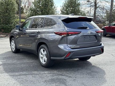 Used 2025 Toyota Highlander LE image 4