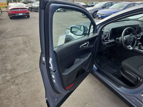 Used 2025 Kia Sportage LX FWD image 10