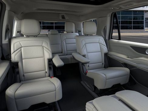 New 2025 Lincoln Navigator Reserve image 11