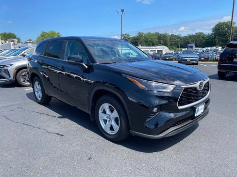 Used 2024 Toyota Highlander LE AWD/4WD image 1