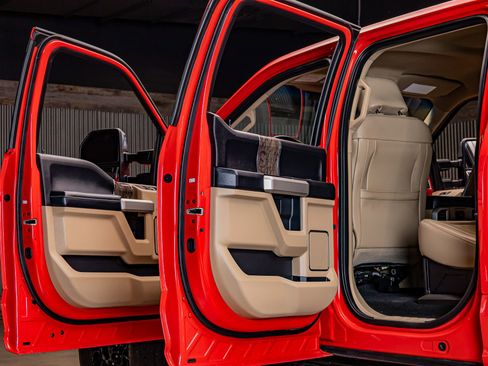 Used 2017 Ford F250 Lariat w/ Chrome Package image 27