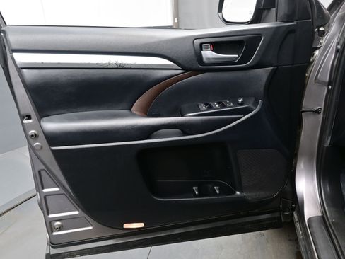 Used 2019 Toyota Highlander XLE image 9