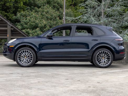 Certified 2022 Porsche Cayenne AWD/4WD image 2