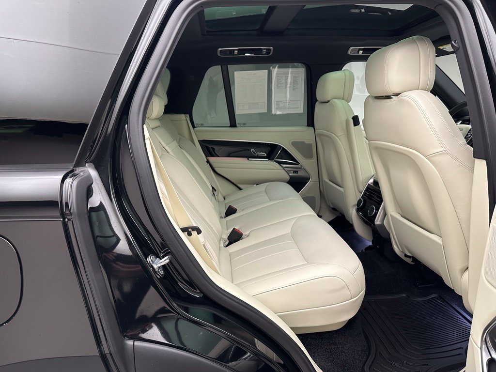 Used 2025 Land Rover Range Rover SE AWD/4WD image 7