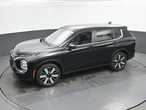 Used 2025 Mitsubishi Outlander AWD image 36