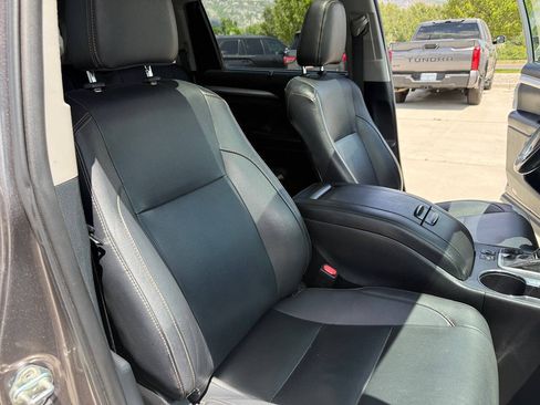 Used 2019 Toyota Highlander XLE AWD/4WD image 28
