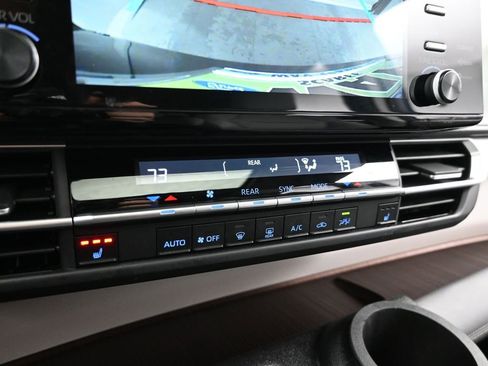 Used 2024 Toyota Sienna XLE image 20