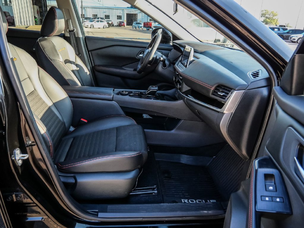 Used 2025 Nissan Rogue SV AWD/4WD image 16