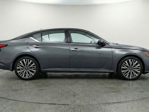 Used 2025 Nissan Altima 2.5 SV FWD image 11