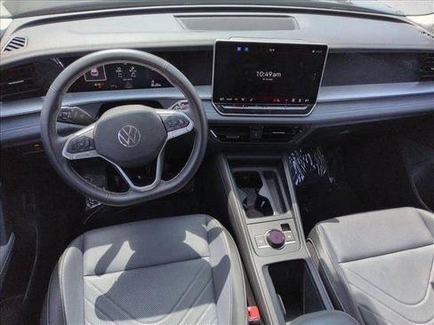 Used 2025 Volkswagen Tiguan SE FWD image 19