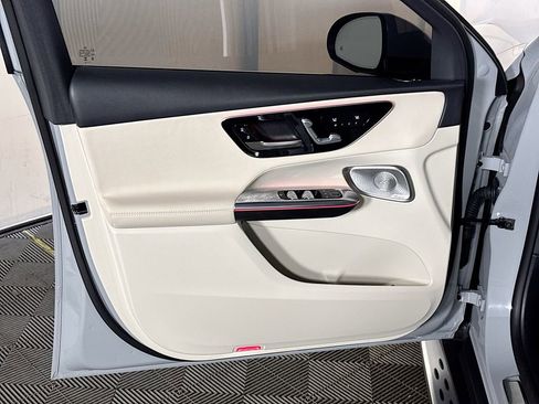 Used 2025 Mercedes-Benz GLC 300 4MATIC image 10