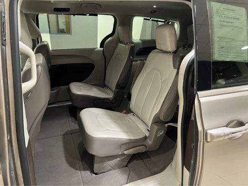 Used 2017 Chrysler Pacifica Touring-L w/ Tire & Wheel Group FWD image 10