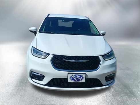 Used 2023 Chrysler Pacifica Touring-L FWD image 9