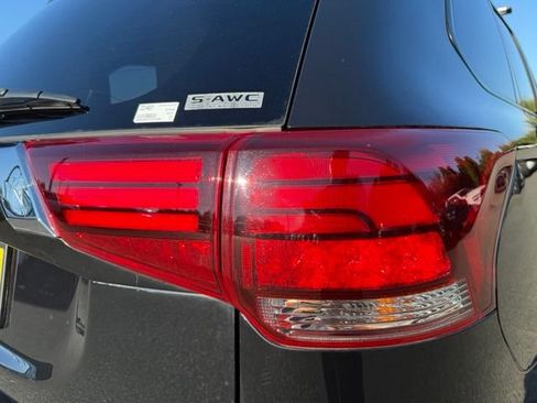 Used 2020 Mitsubishi Outlander ES AWD/4WD image 13