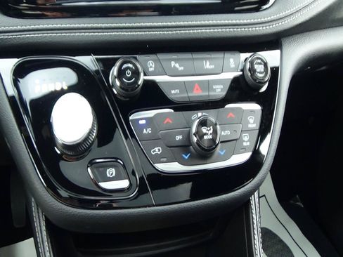 Used 2026 Chrysler Pacifica Limited FWD image 31